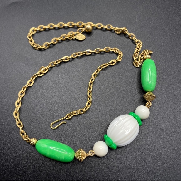 AVON Green & White Lucite Beads Gold Tone Necklace "Come Summer "1975 - Picture 11 of 11